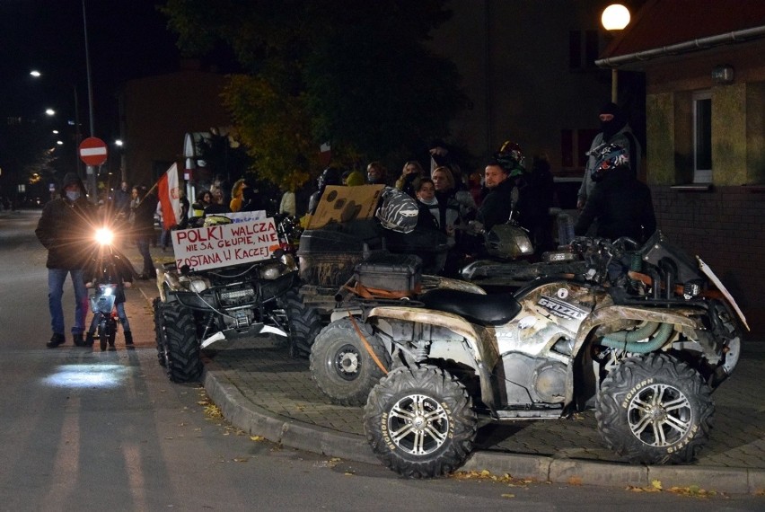 Protest kobiet w Stargardzie. Głośny marsz po mieście, z przejazdem motocyklów i quadów