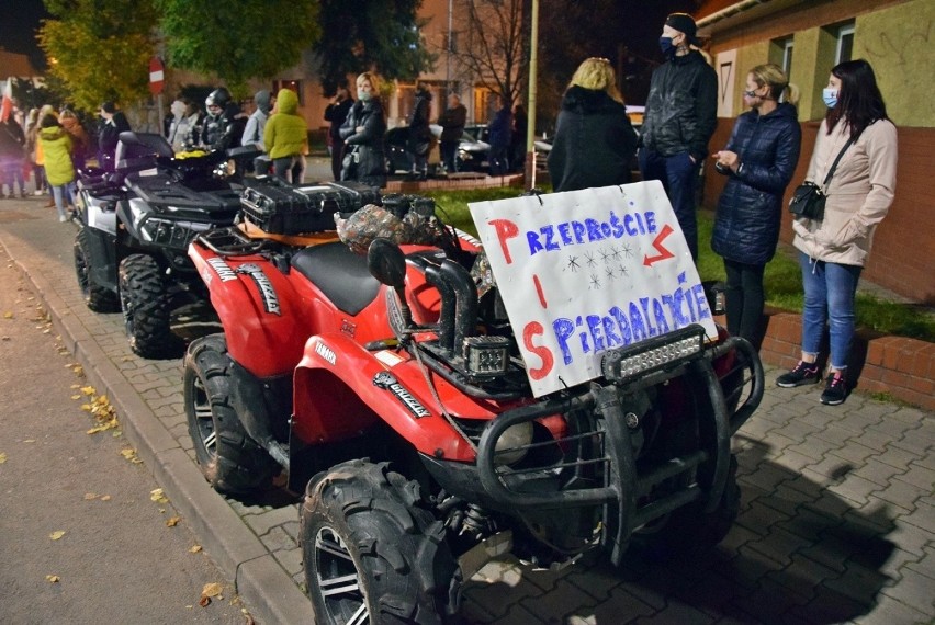 Protest kobiet w Stargardzie. Głośny marsz po mieście, z przejazdem motocyklów i quadów