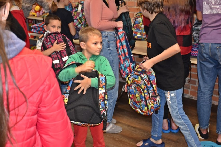 Dzieci z Ukrainy otrzymały od samorządu 50 zestawów...