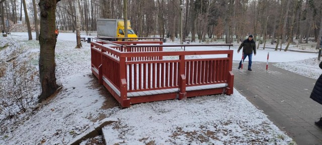 Część nyskiego parku po liftingu. Sa nowe alejki i pomosty.