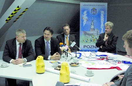 Od lewej - Dyrektor POSiR, Janusz Rajewski, Krzyszof Siński, Paweł Szostek i prezydent Ryszard Grobelny - Fot. P. Jasiczek.