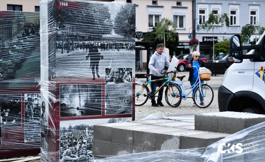 Rynek Miejski w Skierniewicach. CKiS instaluje nową wystawę