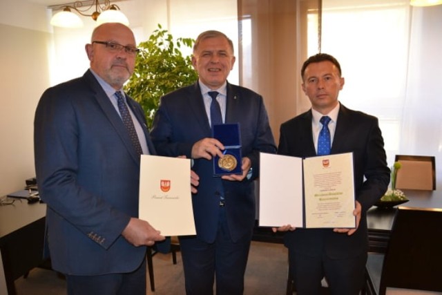 Robert Kraj (pierwszy z prawej) otrzymał Grosz Ziemi Tarnowskiej, który wręczyli mu starosta tarnowski Roman Łucarz i wicestarosta Jacek Hudyma