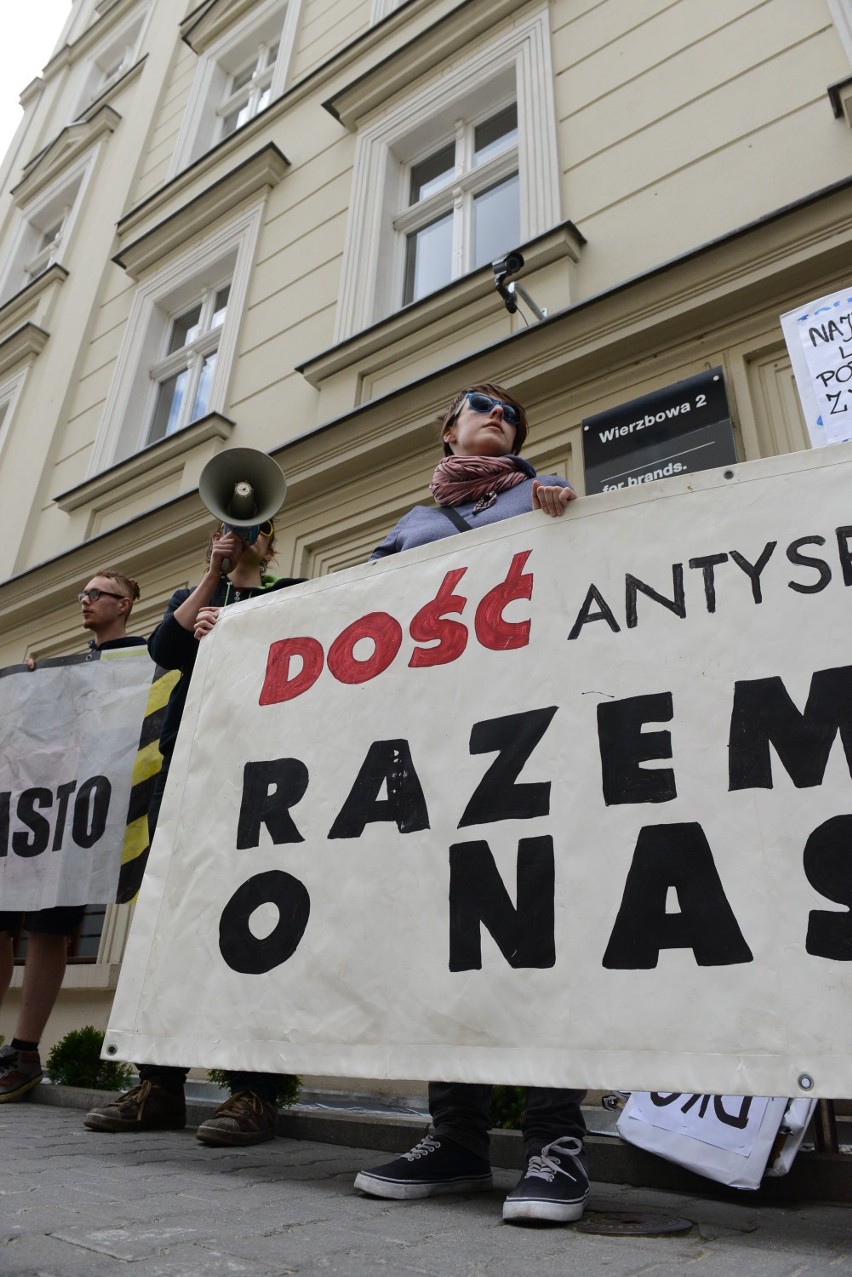 Protest anarchistów w Poznaniu: Pikieta przed kamienicą na...