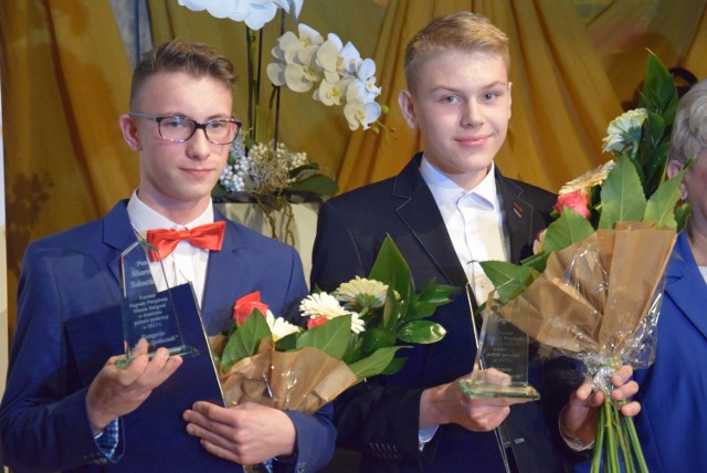 Z lewej: Marcel Szkuciak i Michał Legacki, wolontariusze, którzy otrzymali dziś tytuły Społecznik Roku.