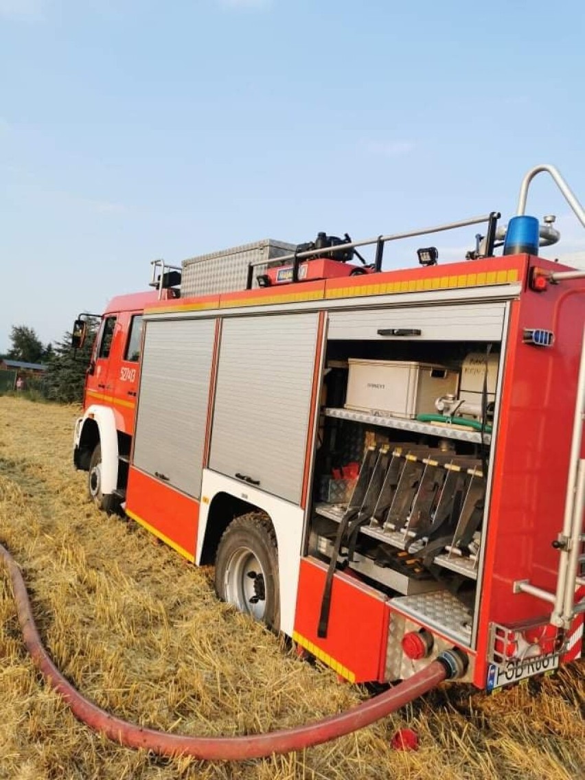 Strażacy gasili pożar w gminie Oborniki. Spaliło się pół hektara ścierniska