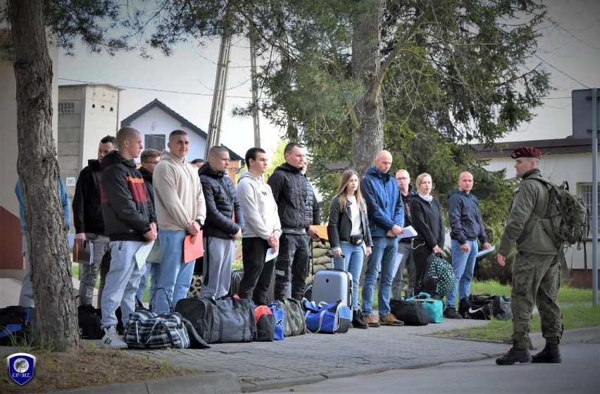 Blisko 170 ochotników przekroczyło bramy Centrum Przygotowań do Misji Zagranicznych w Kielcach. Chcą być żołnierzami. Zobacz film i zdjęcia