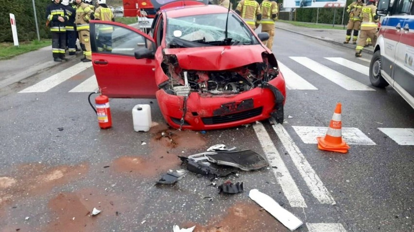 Groźny wypadek w Bliznym: Toyota zderzyła się zlawetą, 82-letnia pasażerka w szpitalu
