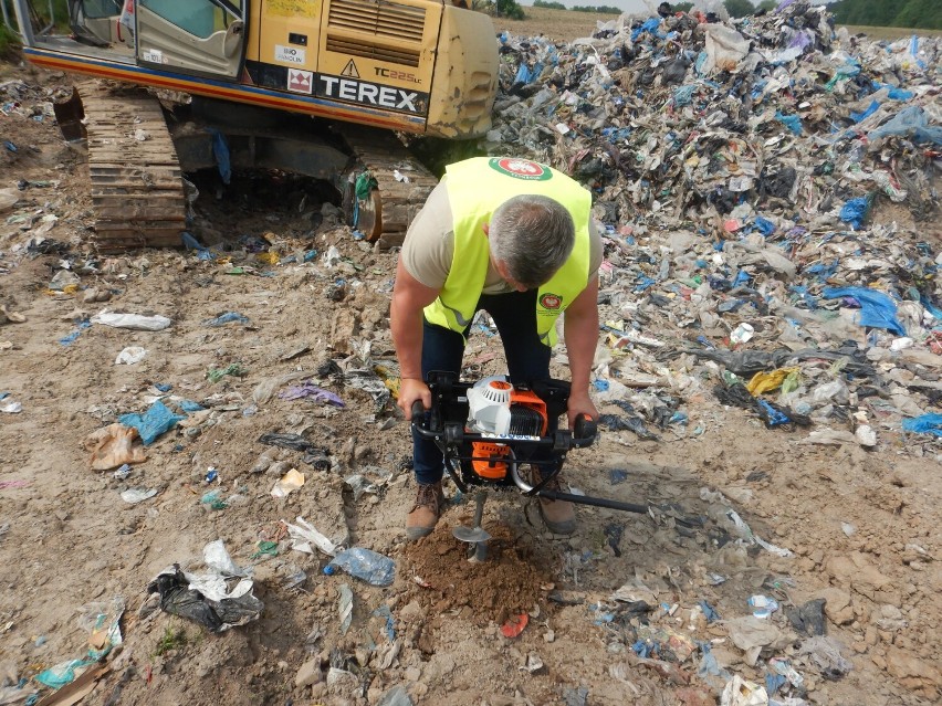Inspektorzy WIOŚ ujawnili zakopywanie odpadów na terenie...