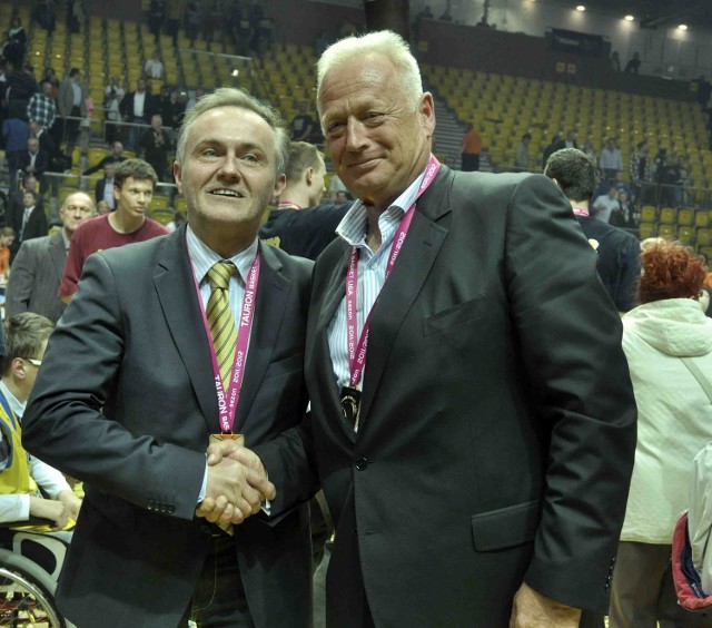 Ryszard Krauze (z prawej) i prezydent Gdyni Wojciech Szczurek po zdobyciu mistrzostwa Polski przez Asseco Prokom Gdynia