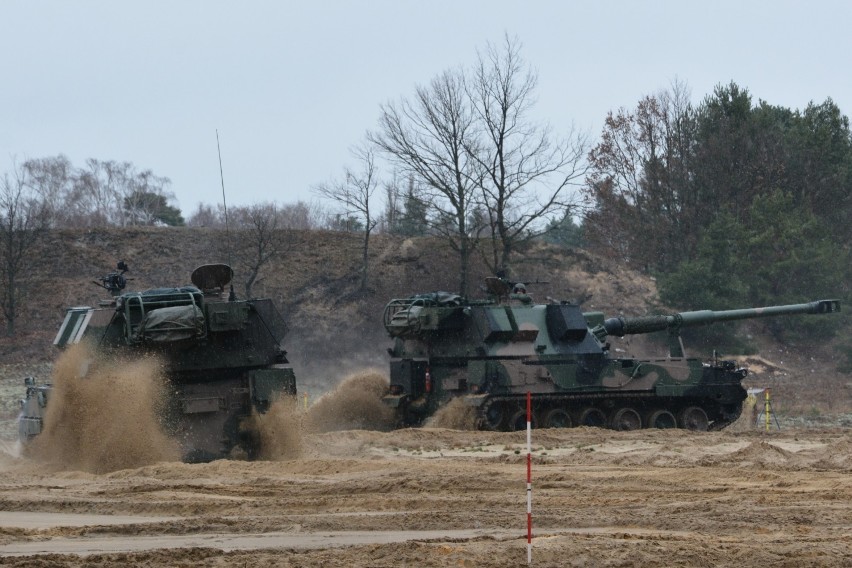 Minister Obrony Narodowej Mariusz Błaszczak na oficjalnym przekazaniu czołgów z modułem wykonanym w Stalowej Woli [ZDJĘCIA]