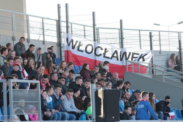 Włocławek, stadion Ośrodka Sportu i Rekreacji. Kibice dopingowali reprezentacje Polski i Grecji.