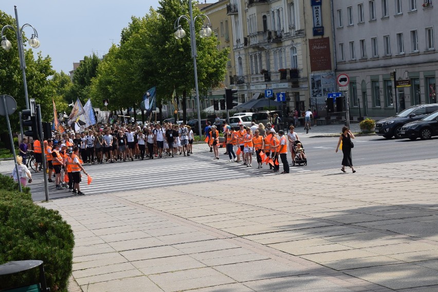 Pielgrzymka Dominikańska wbiegła z petardami na Jasną Górę ZDJĘCIA