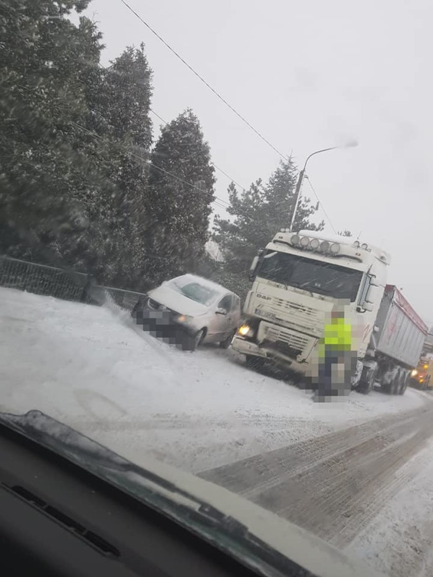 Jankowice ul Nowa kolizja osobówki z ciężarówką, nikomu nic się na szczęście nie stało