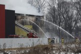 Czwarty dzień pożaru archiwum urzędu miasta. Strażacy wyburzyli dwa otwory w ścianie i używają drona z kamerą termowizyjną [ZDJĘCIA]