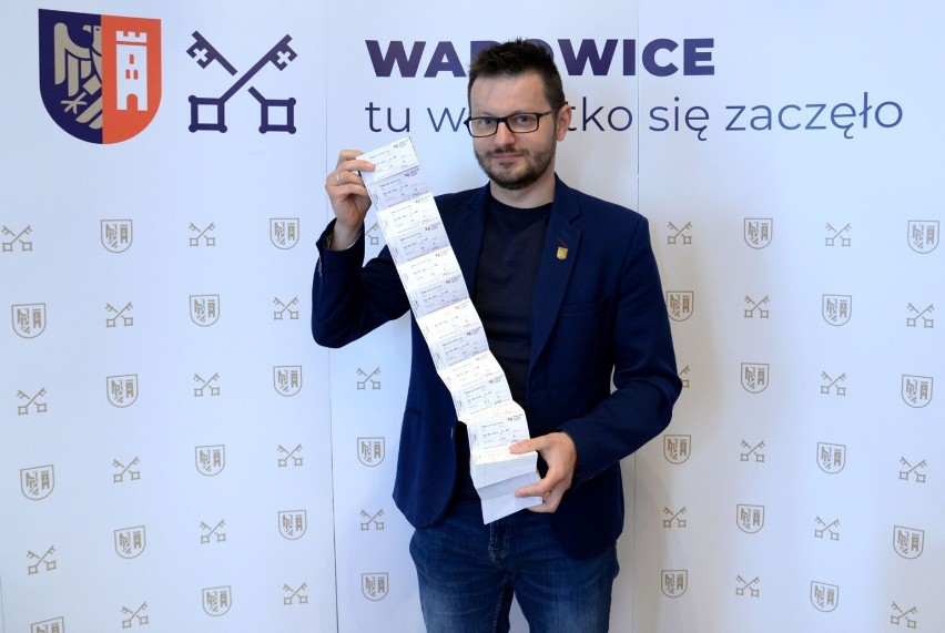 Burmistrz Wadowic Bartosz Kaliński z darmowymi biletami do...