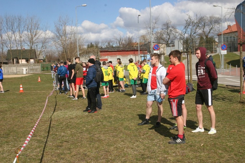 Powiatowe sztafetowe biegi przełajowe w Ostrowi Mazowieckiej. 12.04.2022 Zdjęcia