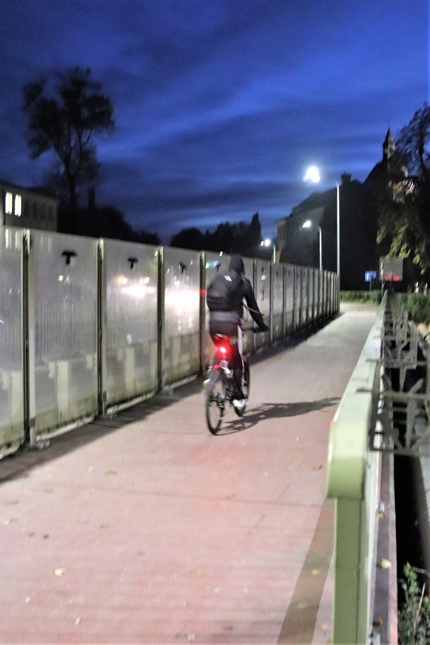 Nowy odcinek pieszo – rowerowy na Moście Zamkowym po ciemku,...