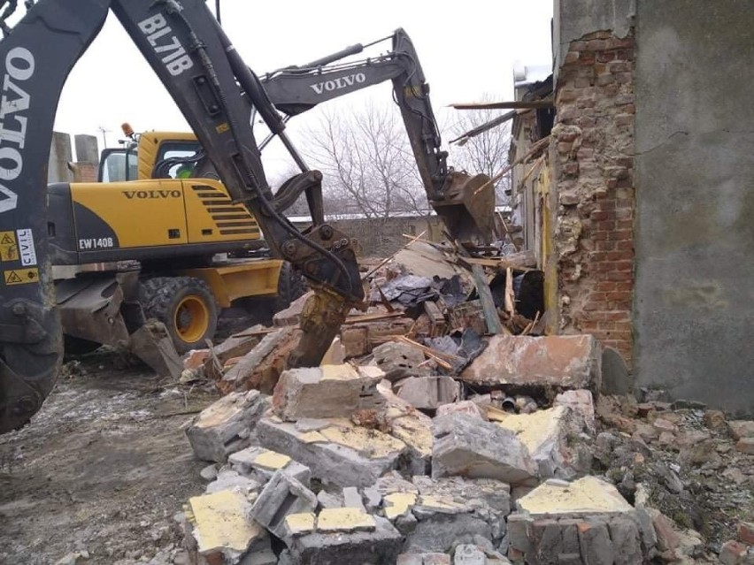 Stare budynki komunalne znikają z krajobrazu gminy Koluszki. W ich miejscu planowane są nowe inwestycje
