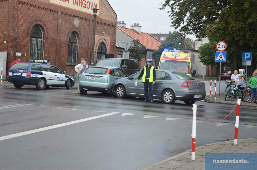 Zderzenie 3 samochodów na skrzyżowaniu Stodólna - Związków Zawodowych we Włocławku [zdjęcia]