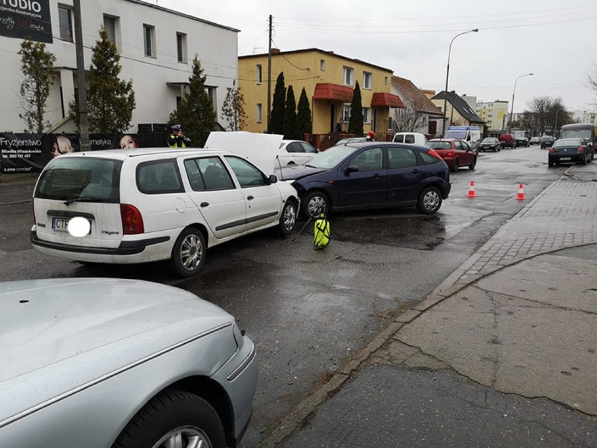 Zderzyły się dwa samochody osobowe. To renault i ford. W...