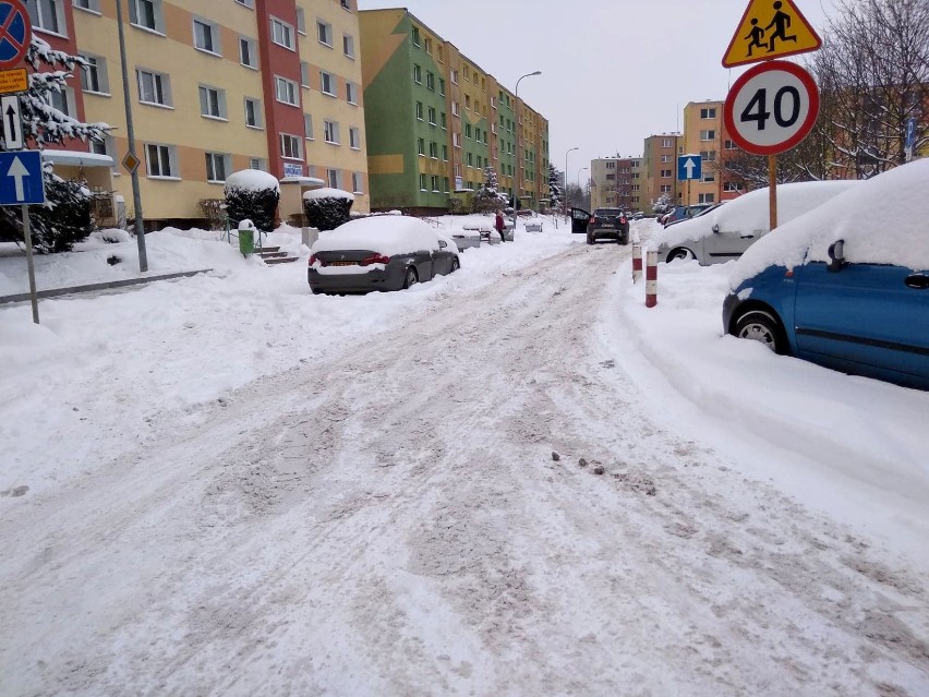 Mieszkańcy brną w zaspach na nieodśnieżonych ulicach...