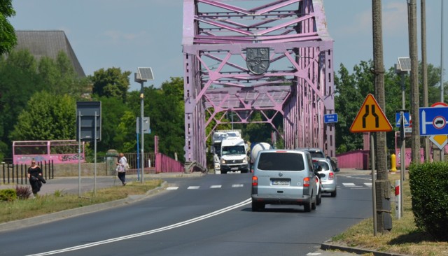 Przejście dla pieszych przy moście to utrapienie kierowców.