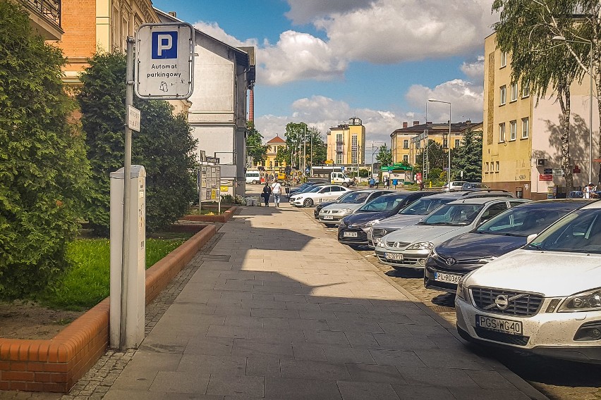 Leszno. Parkingi droższe, a wpływy mniejsze. Kierowcy omijają płatne miejsca [ZDJĘCIA]