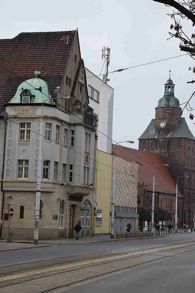 Gorzowskie kamienice: Obiekt na rogu ulic Sikorskiego i Pionierów to dawny budynek Landsberskiego Towarzystwa Kredytowego.