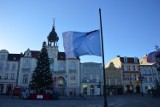 Wejherowo w żałobie po śmierci prezydenta Gdańska Pawła Adamowicza. Flagi opuszczone do połowy masztu [ZDJĘCIA]