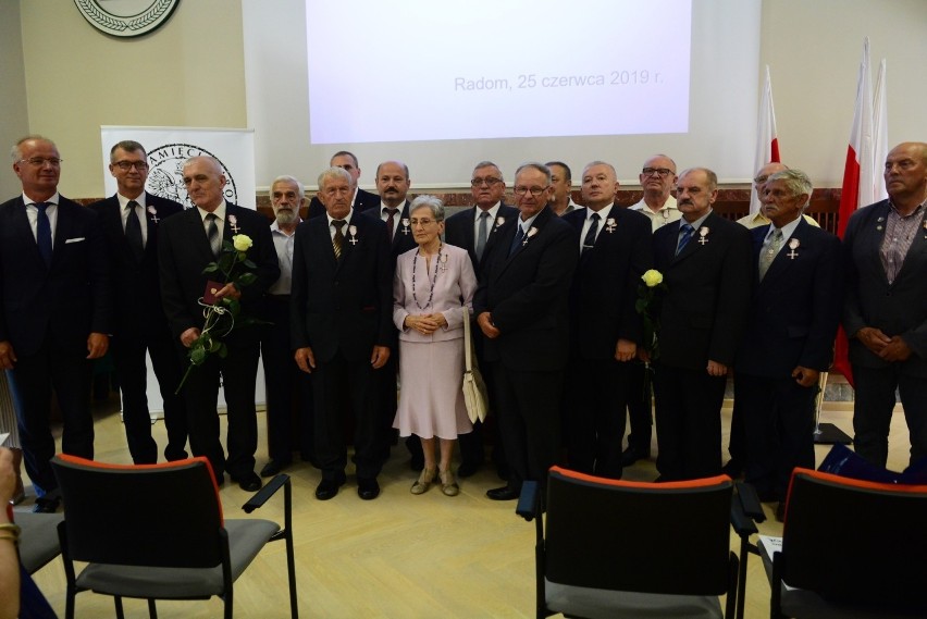 Odznaczeni krzyżami Wolności i Solidarności opozycji w...