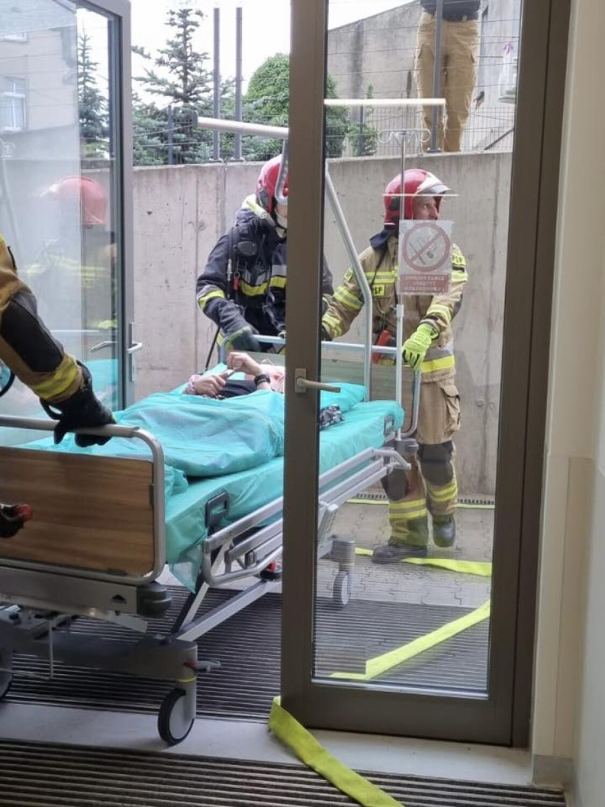 Niecodzienne zdarzenie w Szpitalu Pomnik Chrztu Polski. Strażacy i personel ćwiczyli ewakuację na wypadek pożaru.