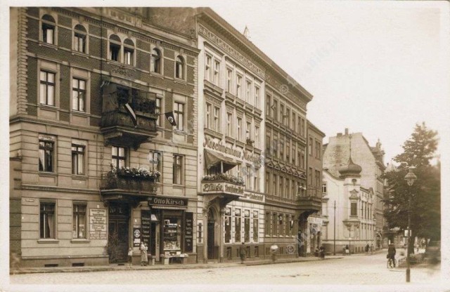 Fragment dawnego Placu Komuny Paryskiej (Hedwigsplatz) i początek ul. Piastowskiej. Obecnie cała zabudowa przypisywana jest ul. Piastowskiej. Fotografia ze zbioru K.Makowca