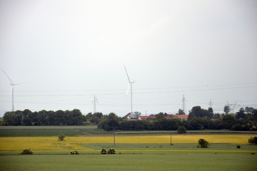 Budowana farma wiatrowa z oddali (wysokość miejscowości...