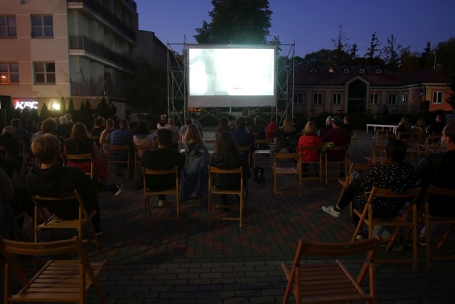 Kino plenerowe na placu przy Białostockim Ośrodku Kultury