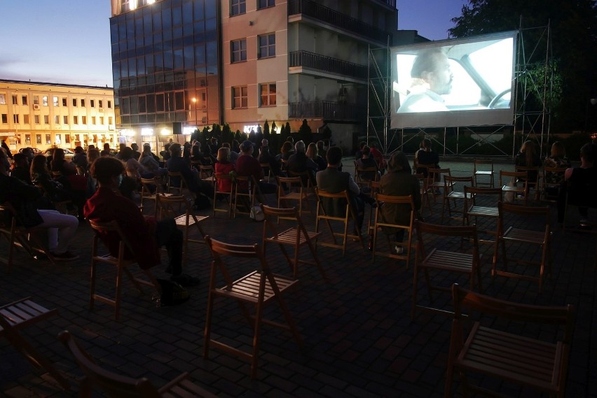 Kino plenerowe na placu przy Białostockim Ośrodku Kultury
