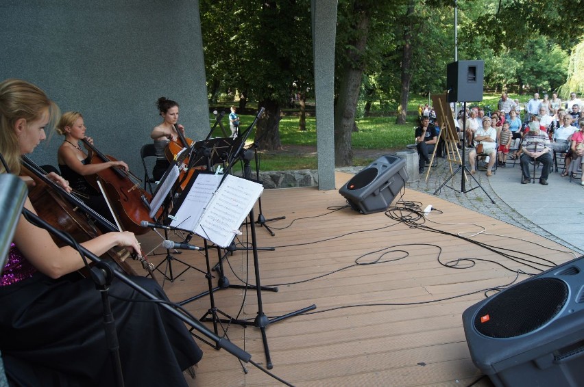 Racibórz: Damski Kwartet Wiolonczelowy zagrał w Parku Roth [ZDJĘCIA]