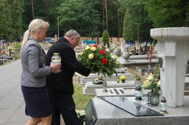 Justyna Signerska szefowa biura prezydenta i sekretarz Dariusz Morczyński składają kwiaty na grobie Bronisława Malinowskiego
