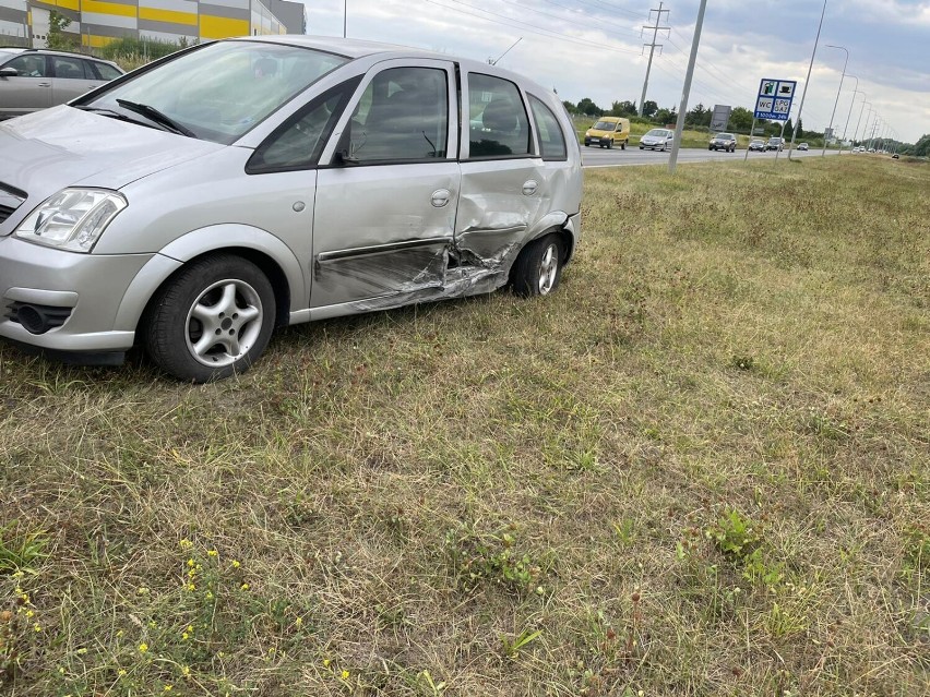 Trzy pojazdy brały udział w wypadku na trasie średnicowej w...