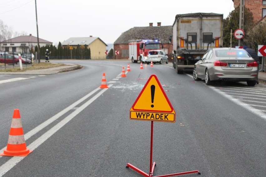 Wypadek na drodze krajowej 74 w Raduckim Folwarku. Tir uderzył w osobówkę ZDJĘCIA