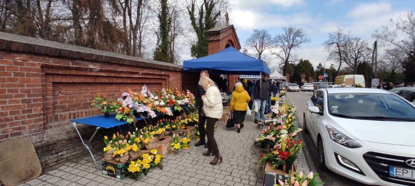 Wielkanoc 2023 w Piotrkowie Trybunalskim. Mieszkańcy odwiedzają groby bliskich, zamknięta ul. Partyzantów ZDJĘCIA