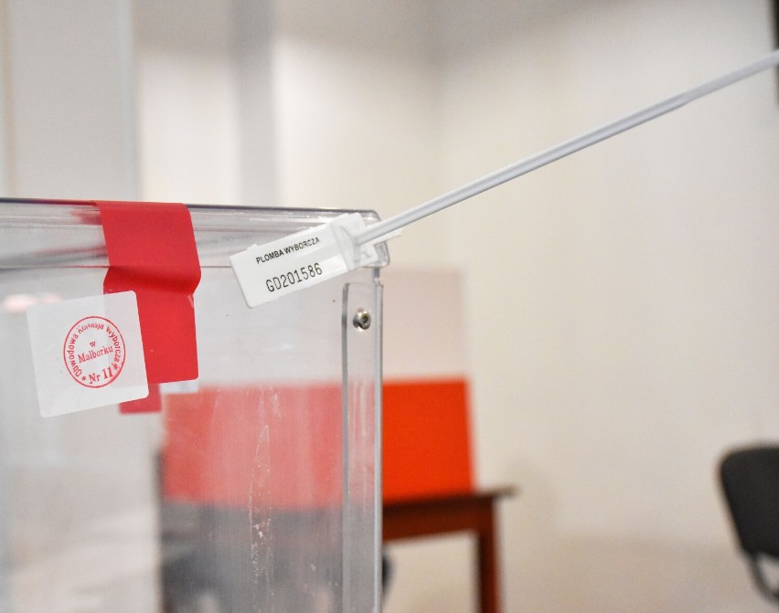 Referendum 2023 w Malborku. Mieszkańcy informują, że członkowie komisji pytali o chęć wzięcia karty referendalnej