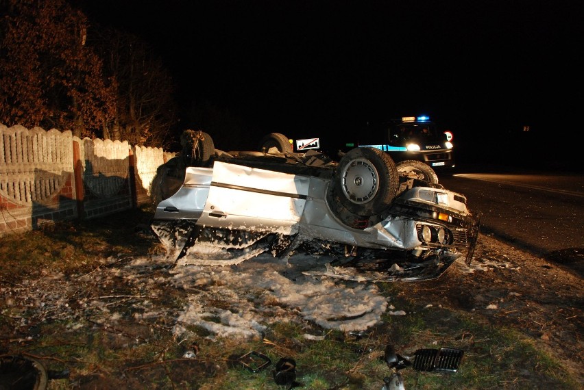 Kierowca BMW zakończył jazdę na betonowym płocie