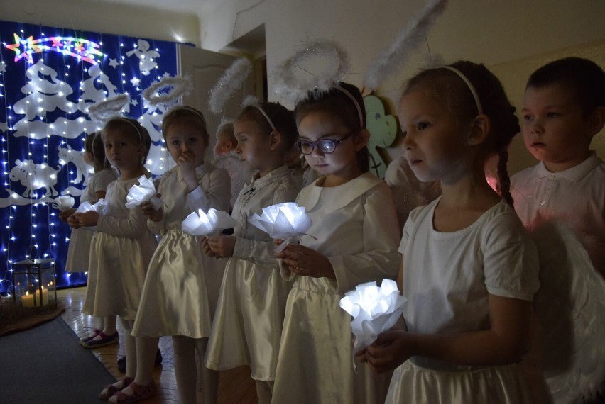 Przedświąteczna środa w Przedszkolu nr 5 w Skierniewicach wprowadziła i dzieci i nauczycielki w nastrój Bożego Narodzenia