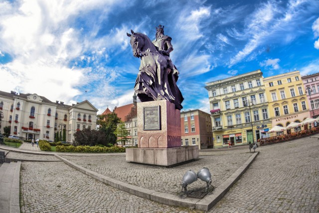 To oczywiście nasza interpretacja usytuowania pomnika króla. Prezydent chce, by monument stanął na południowej części płyty Starego Rynku, w osi widokowej ul. Mostowej.