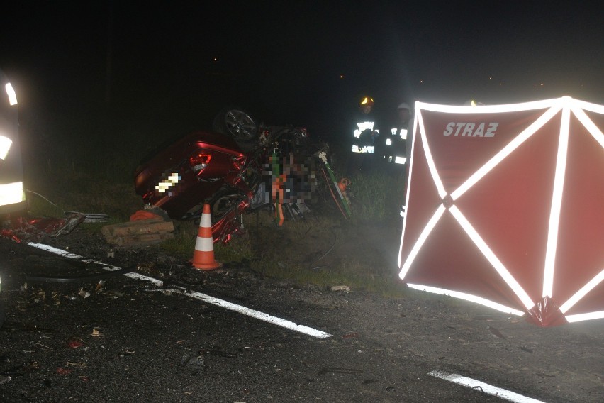 Tragiczny wypadek w gminie Brześć Kujawski. Czołowe zderzenie cysterny z bmw [zdjęcia, wideo]