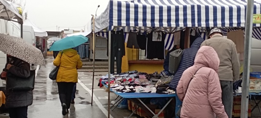 Targowisko w Jędrzejowie 10 listopada. Wielu kupujących, mimo deszczu