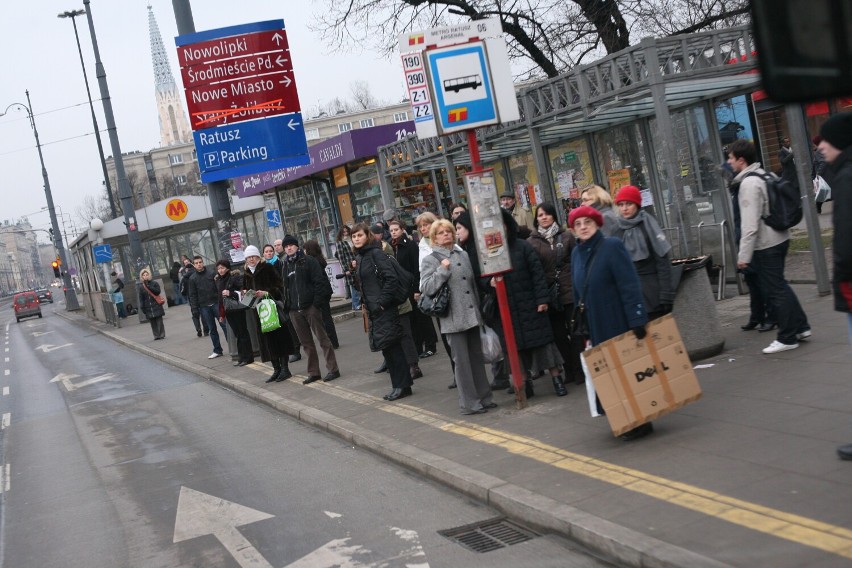 16 marca 2009. Przystanek Ratusz Arsenał.