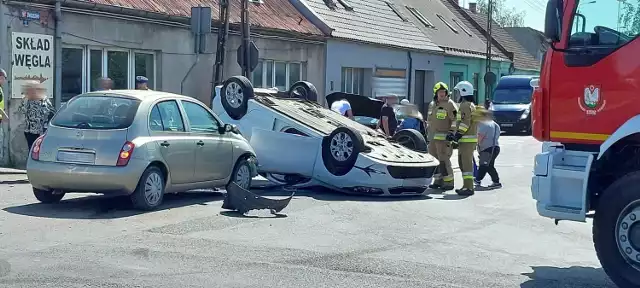 Groźny wypadek w Szubinie. Jedno z aut dachowało.