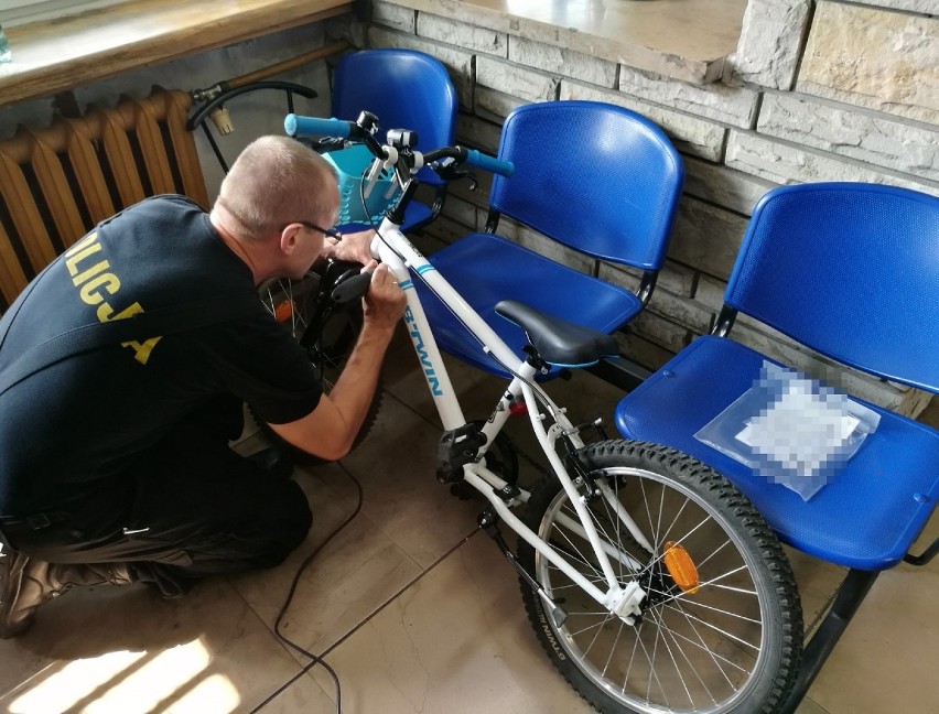 Policjanci z Włocławka oznakowali 40 rowerów [zdjęcie]